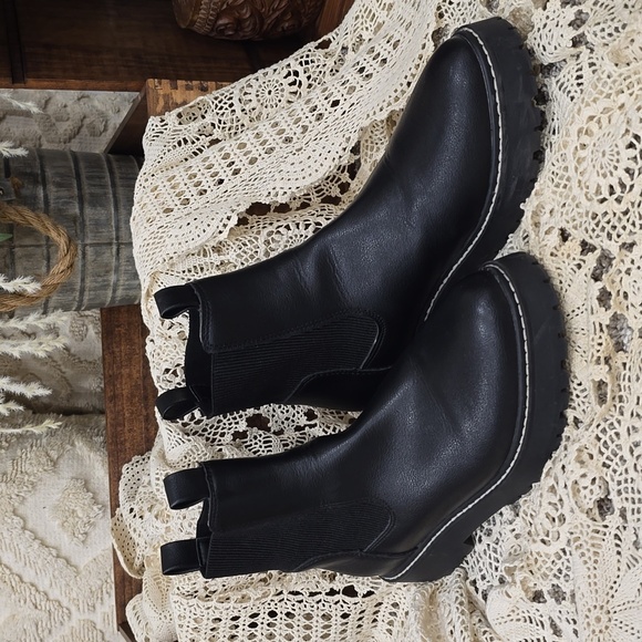 DV by Dolce Vita LEIGHA Chelsea Boot WMS 10 - Picture 2 of 9